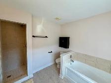 Primary bedroom, private En suite bath For rent Westridge - Photo 5