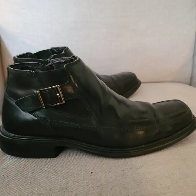 Men leather boots Size 9.5
