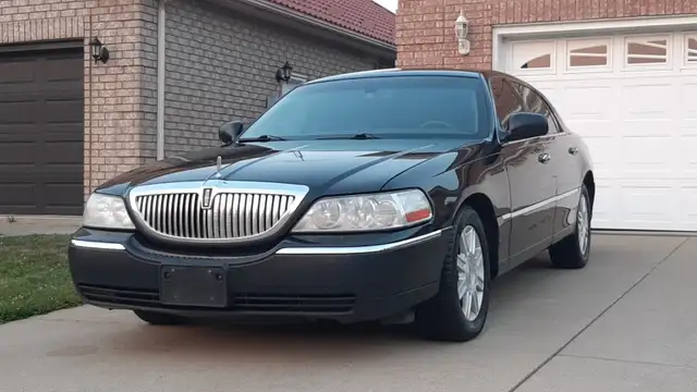 2006 LINCOLN TOWN CAR FOR SALE.
