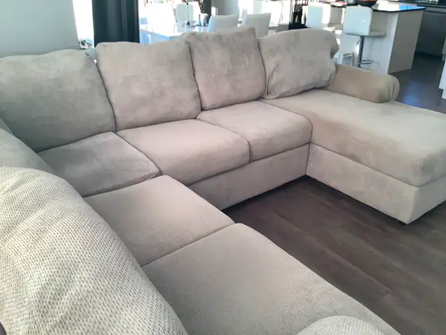SECTIONAL SOFA…LIGHT GREY…..ALMOST NEW