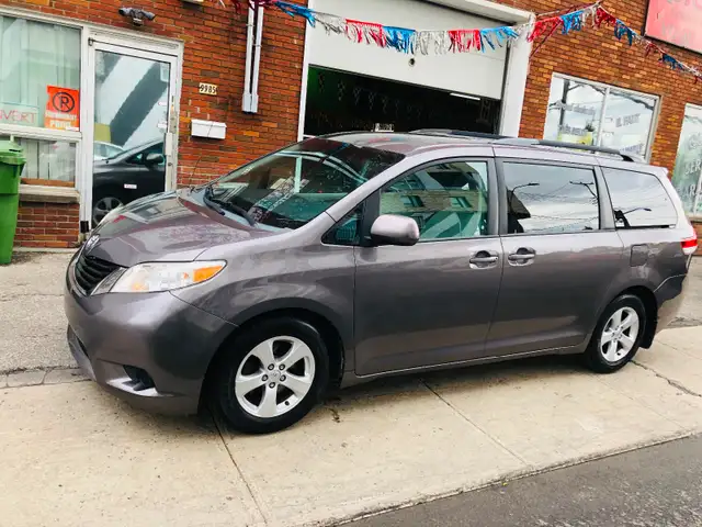 2014 TOYOTA SIENNA LE/ 8 PASSAGERS/CAMÉRA/TRÈS PROPRE/DÉMARREUR