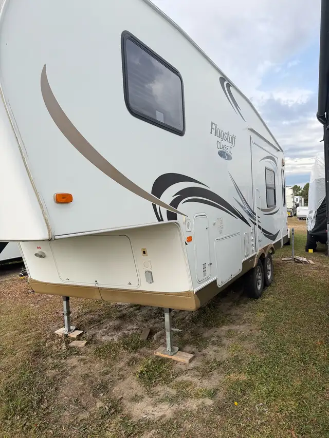2012 Flagstaff Classic 5th wheel trailer