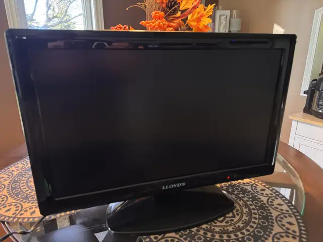 Lloyd's 22' LED TV & DVD Combo w/ Remote