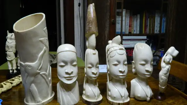 Sculpture Africaine 100% original 17 pouces haut et Autres