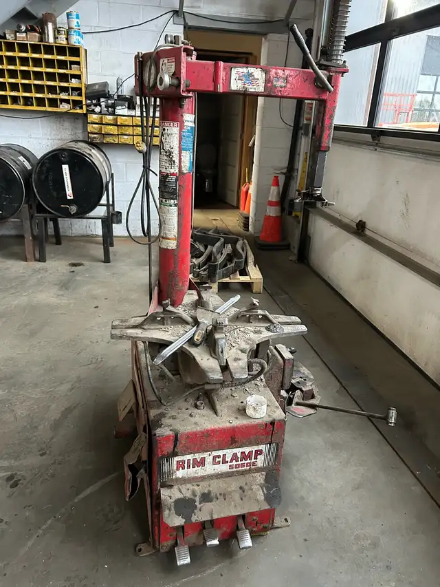 machine à pneu et balanceur