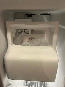 Side By Side Refrigerator Ice & Water - Photo 4
