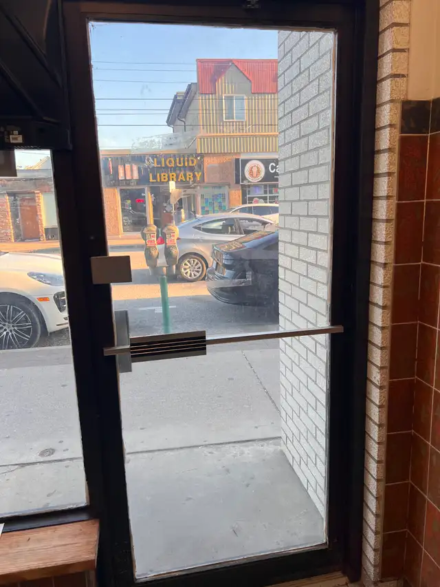 Glass Installer Needed – Near University of Windsor