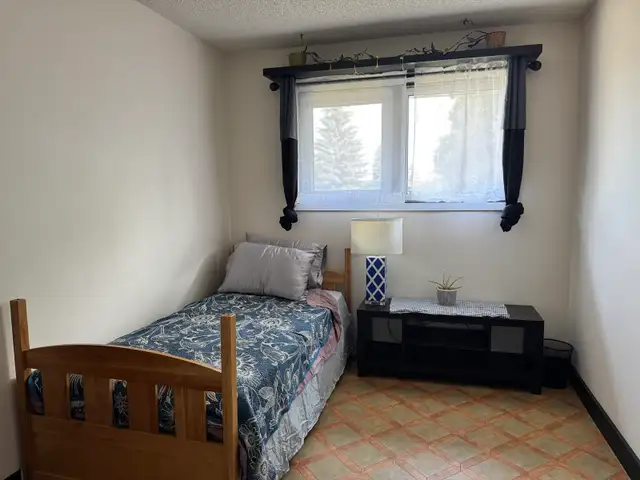 Lawson Heights Room for Rent – Available November 1
