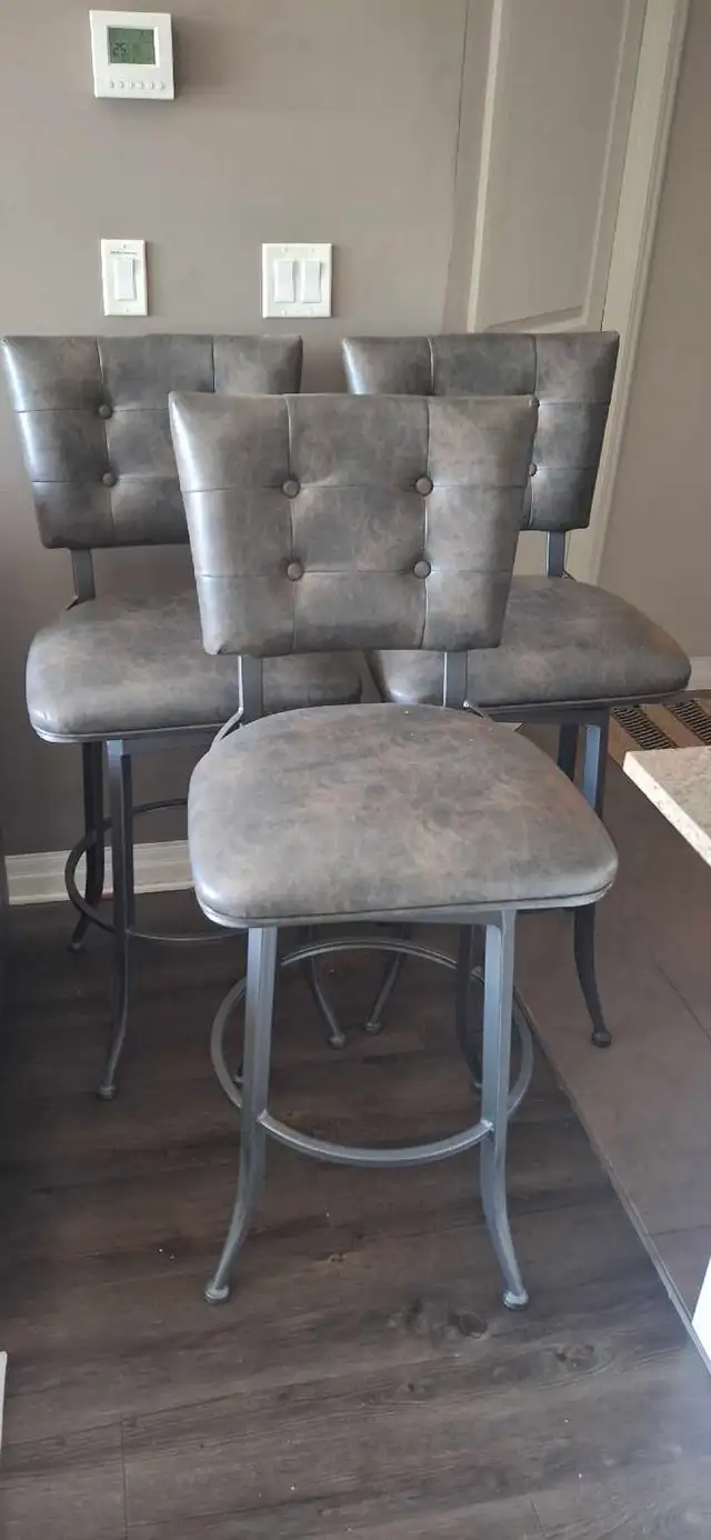 3 bar stools
