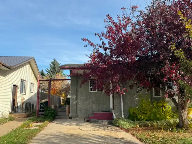3 Bedroom Home in Bower with Double Detached Garage!