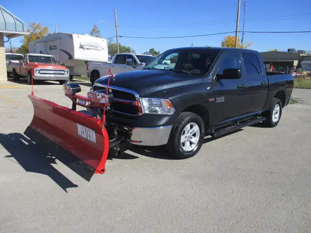 2017 RAM 1500 4WD Crew Cab 140.5' ST