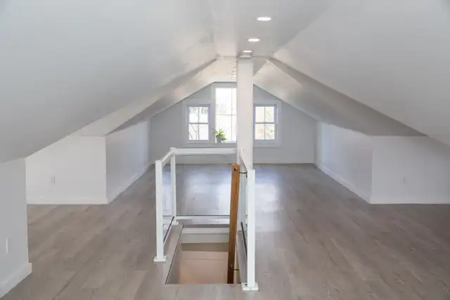 Bright & Spacious Home w/ Studio Loft for 5  Quiet Neighbourhood