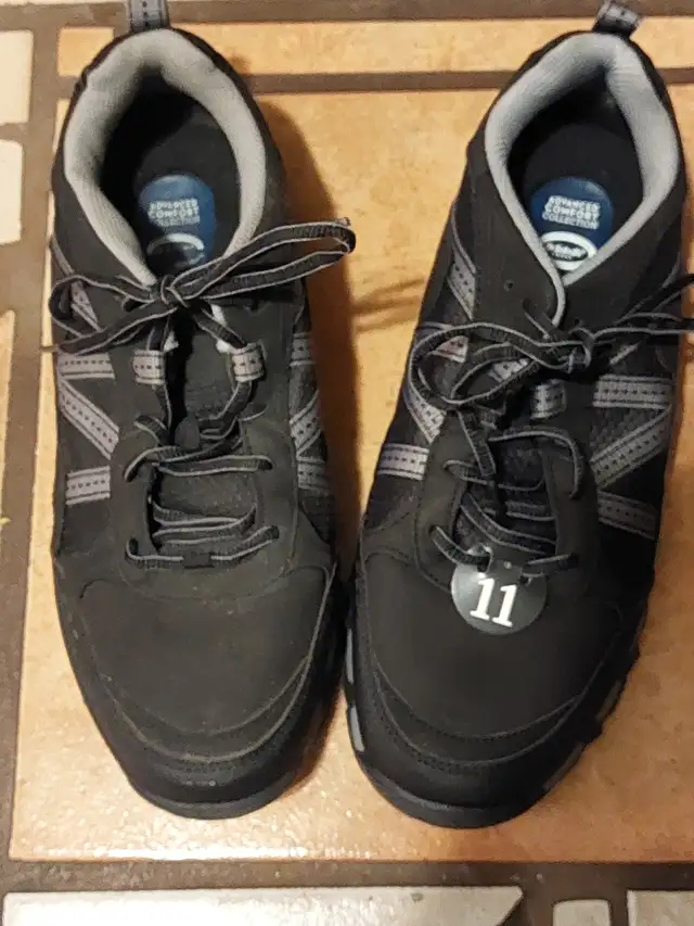 SOULIERS NEUFS POUR HOMME  11 ET 11,5