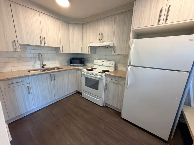 2 bedroom condo for recent in Westbrook Sw