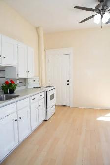 Bright & Spacious Home w/ Studio Loft for 5  Quiet Neighbourhood - Photo 16
