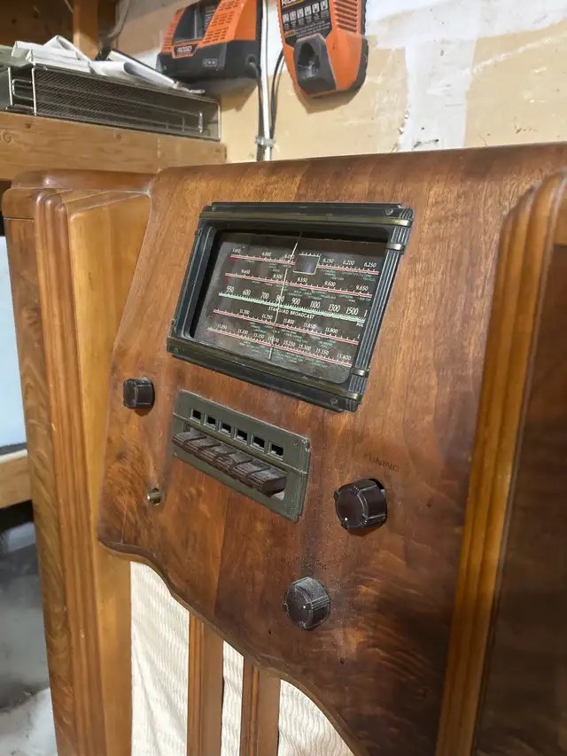 1930’s WESTINGHOUSE RADIO (WORKS!)$60
