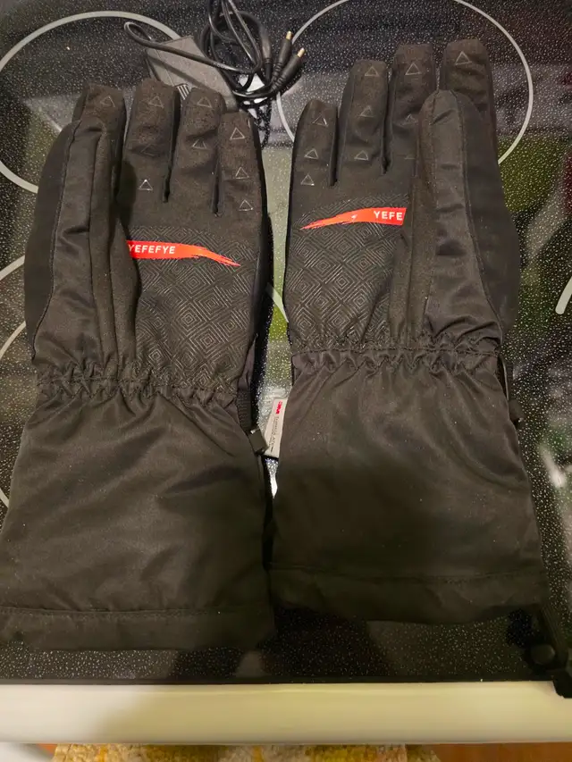 YEFEFYE Rechargeable Heated Gloves — Gently Used