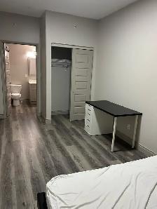 Spaciuos bedrooms with private bath - Photo 8
