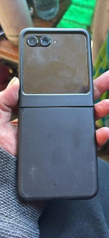 we have a razr Motorola 2025 and a Samsung flip - Photo 2