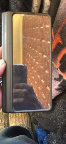 we have a razr Motorola 2025 and a Samsung flip - Photo 3