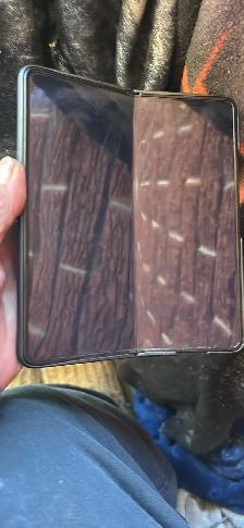 we have a razr Motorola 2025 and a Samsung flip - Photo 4