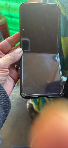 we have a razr Motorola 2025 and a Samsung flip - Photo 5
