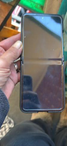 we have a razr Motorola 2025 and a Samsung flip - Photo 7