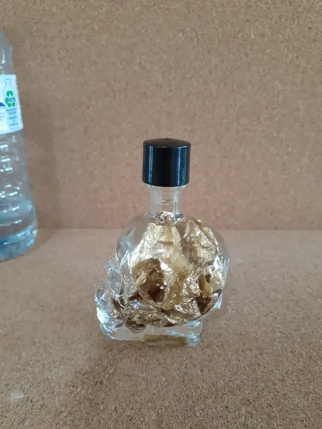 Leaf-gold in crystal skull