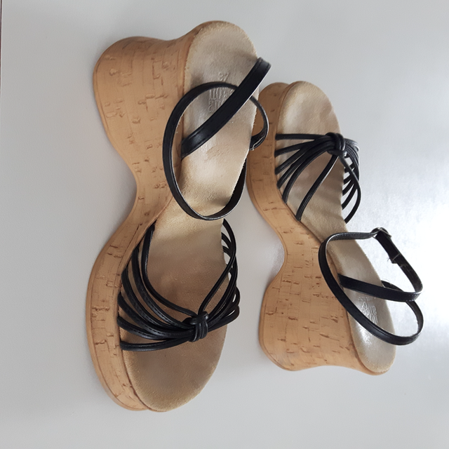 SANDALES ITALIENNES CHICS, SEMELLES EN LIÈGE GR 7 FEMME: $10.00