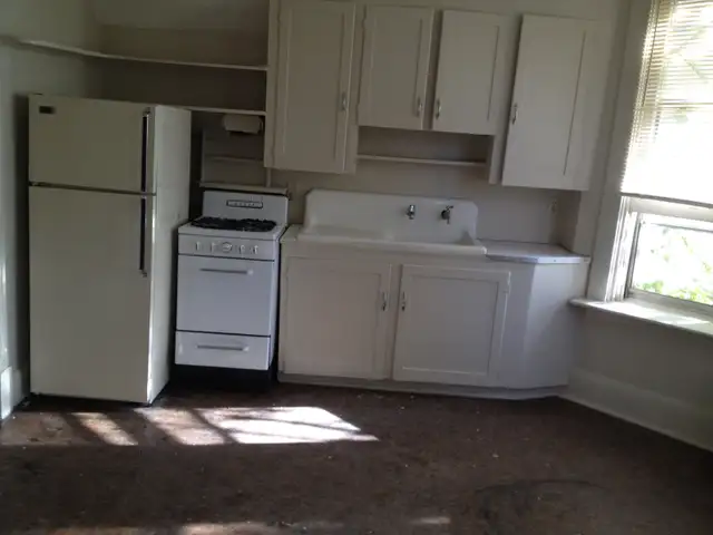 Larger 1BR upfloor suite c/w all utilities @ east side Downtown