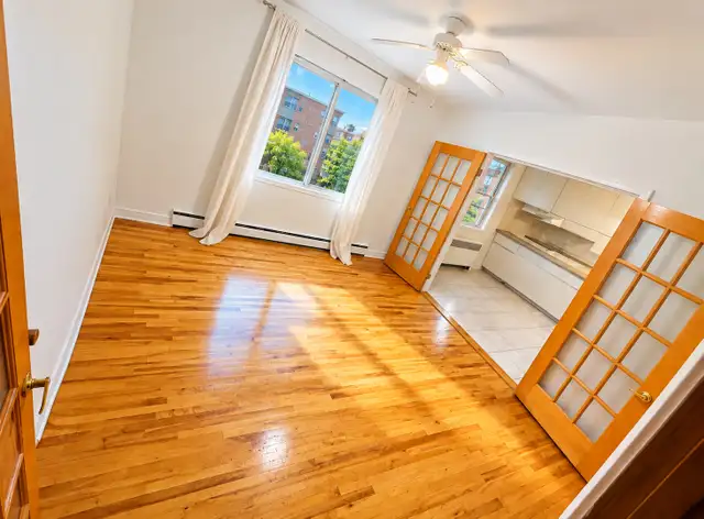 UNIQUE ! FAITES VITE !7 1/2, 4 CH, SOUS-SOL,COUR, GARAGE !