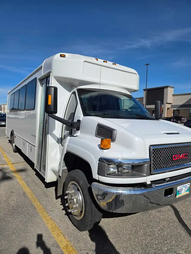 24 Passenger 2007 GMC Glaval Shuttle