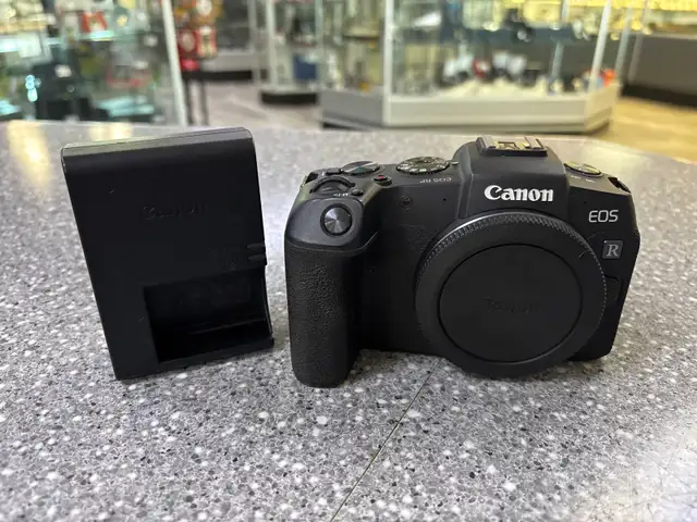 Canon EOS RP Mirrorless Camera With Batt and Charger