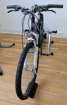 21 speed Schwinn mountain bike - Photo 3