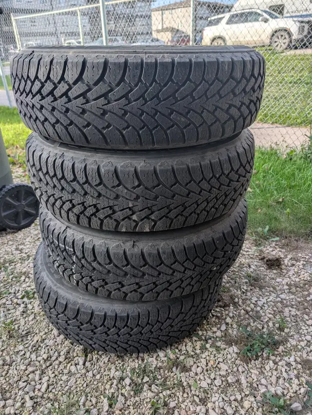 EUC- GOOD YEAR NORDIC WINTER TIRES