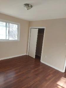 BEAUTIFUL 4 BEDROOM TOWNHOUSE with 1 MONTH FREE RENT - Photo 5