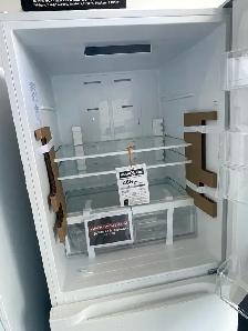 NEW 30" Moffat Bottom Freezer Fridge (18.6 Cu.Ft) - Photo 4