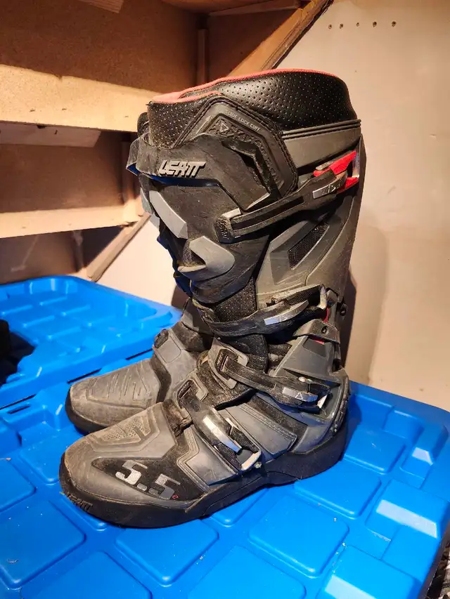 LEATT 5.5 boots
