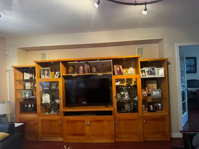 SOLID WOOD MEDIA BUILT IN (55" compatible)