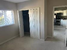 Bright, clean, walk-out B/M suite w/ natural light - Photo 3