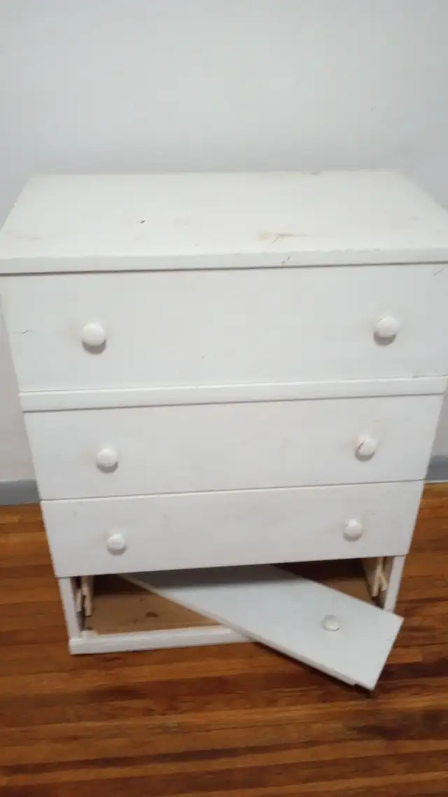 788 white Cabinet Lower shelf to be repaired $5