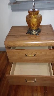 786 Two Night tables with bonus lamp shade $15 - Photo 3