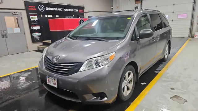 2015 Toyota Sienna 7-Passenger 4dr Mini-Van