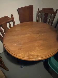 oak pedestal round table and chairs - Photo 5