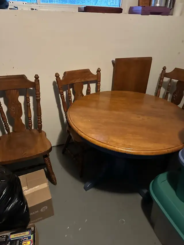 solid round pedestal table with leaf ext and 4 solid oak chairs