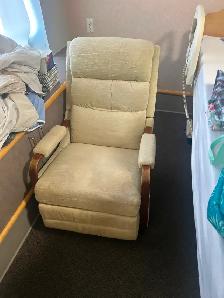 MAPLE DRESSER AND RECLINER FREE NEED PICKED UP TODAY - Photo 2
