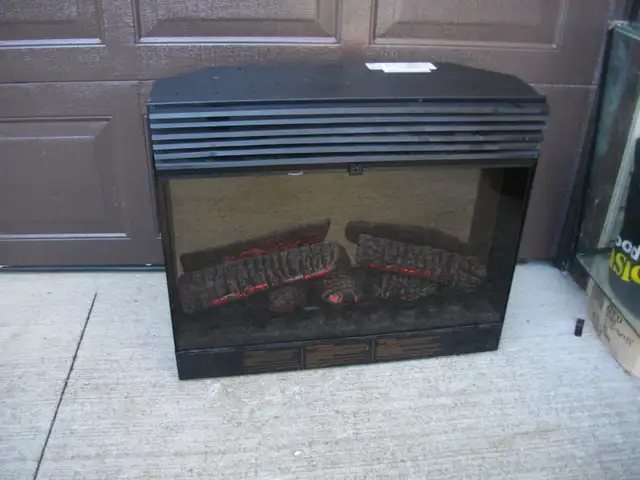 nice fireplace blows hot air, plugs in to any outlet 30' x 25'