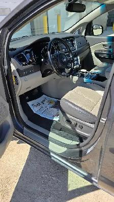 Clean Title 2016 Kia Sedona SX - Photo 6