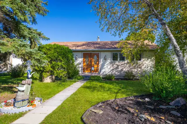 Straight & Solid 3bdrm Bungalow w/ Dbl Det Garage! 59yr og owner