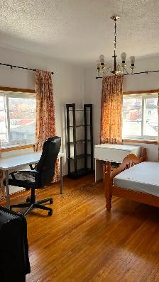 Furnished Room for Rent DT Toronto Bathurst Dundas all include - Photo 2
